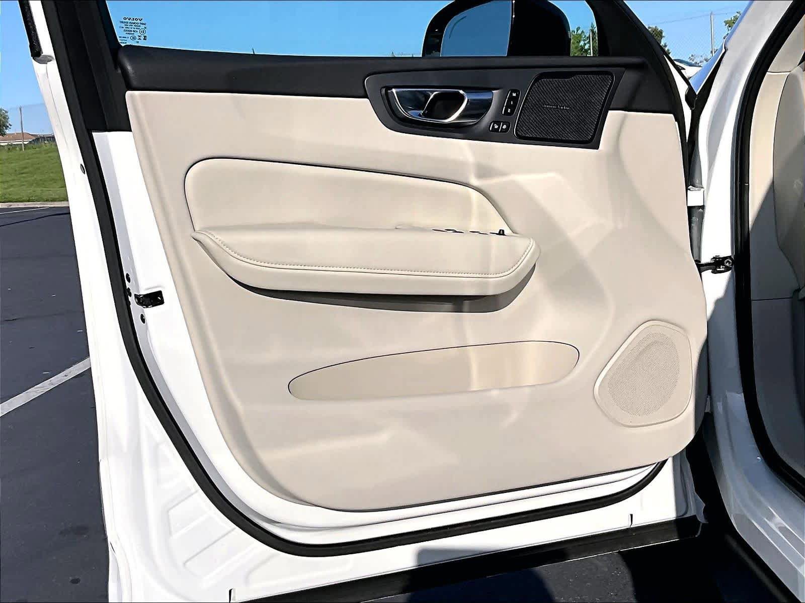 Used 2023 Volvo XC60 T8 Plus image 25