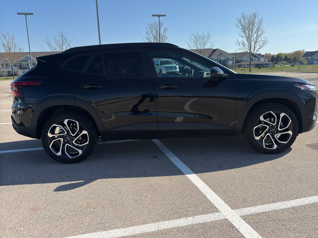 Used 2025 Chevrolet Trax RS w/ Sunroof Package image 5