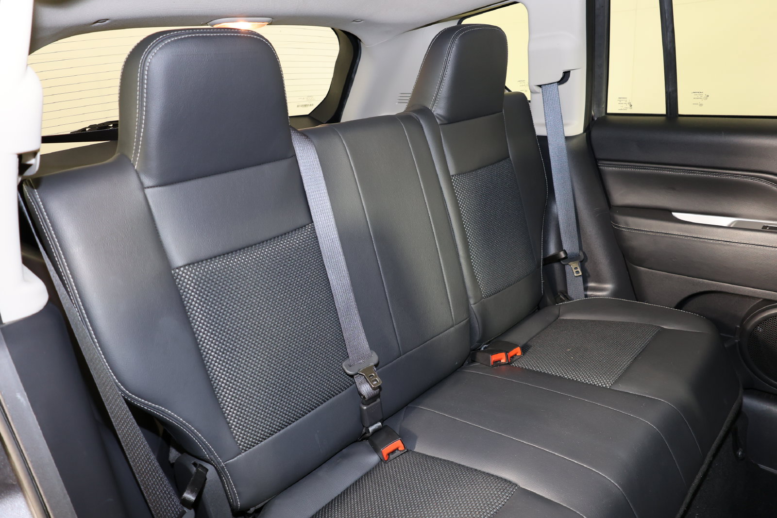 Used 2015 Jeep Compass Latitude w/ Sun/Sound Group FWD image 28