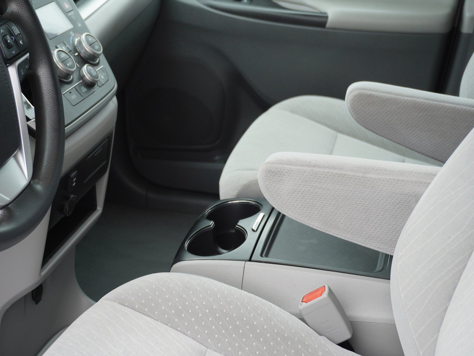 Used 2020 Toyota Sienna LE w/ Carpet Mat Package FWD image 21