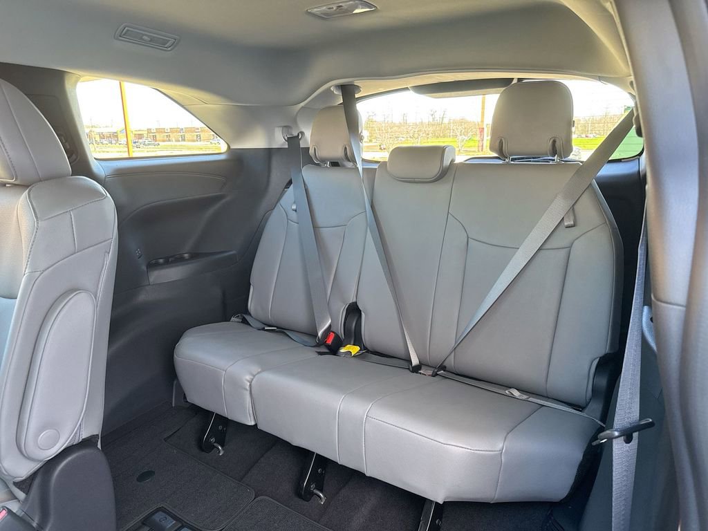 Used 2025 Toyota Sienna XLE FWD image 30