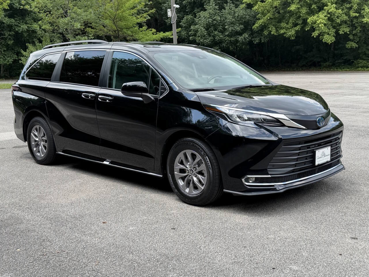 Used 2024 Toyota Sienna XLE FWD image 4