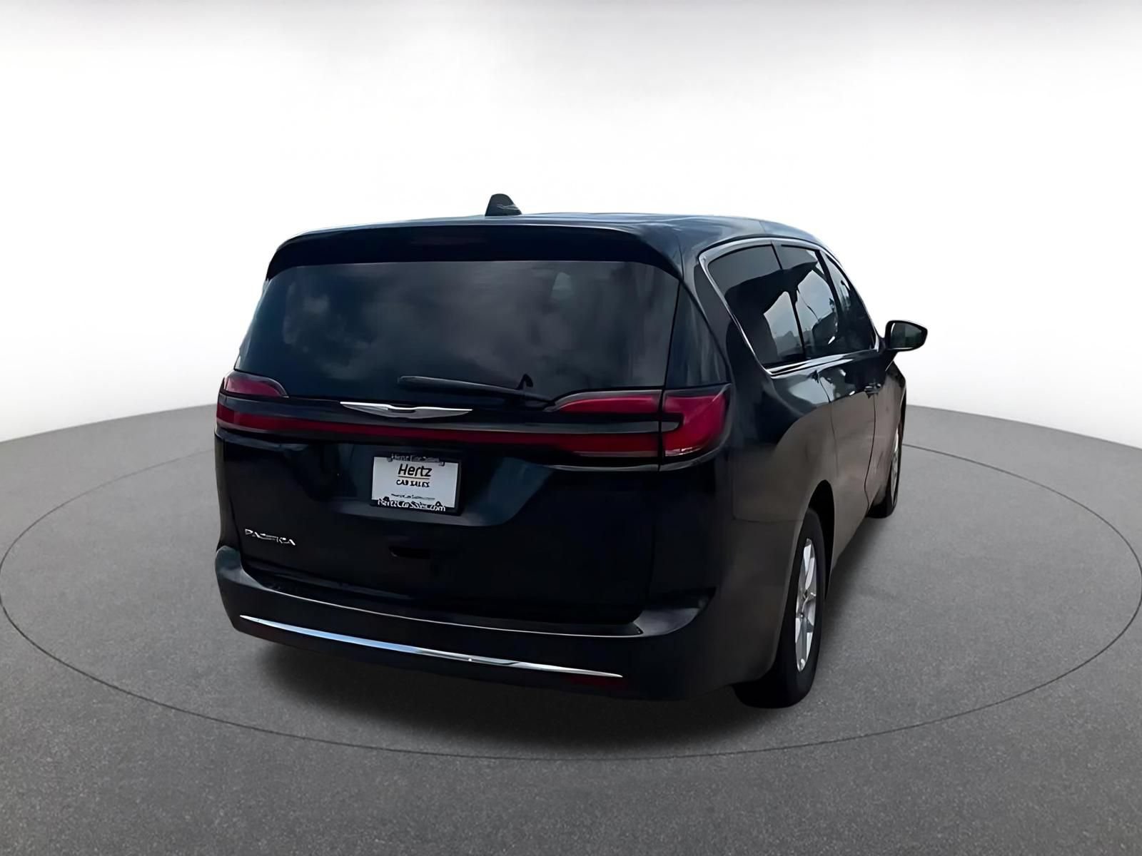 Used 2024 Chrysler Pacifica Touring-L FWD image 12