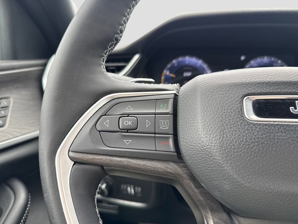 Used 2025 Jeep Grand Cherokee Limited image 12