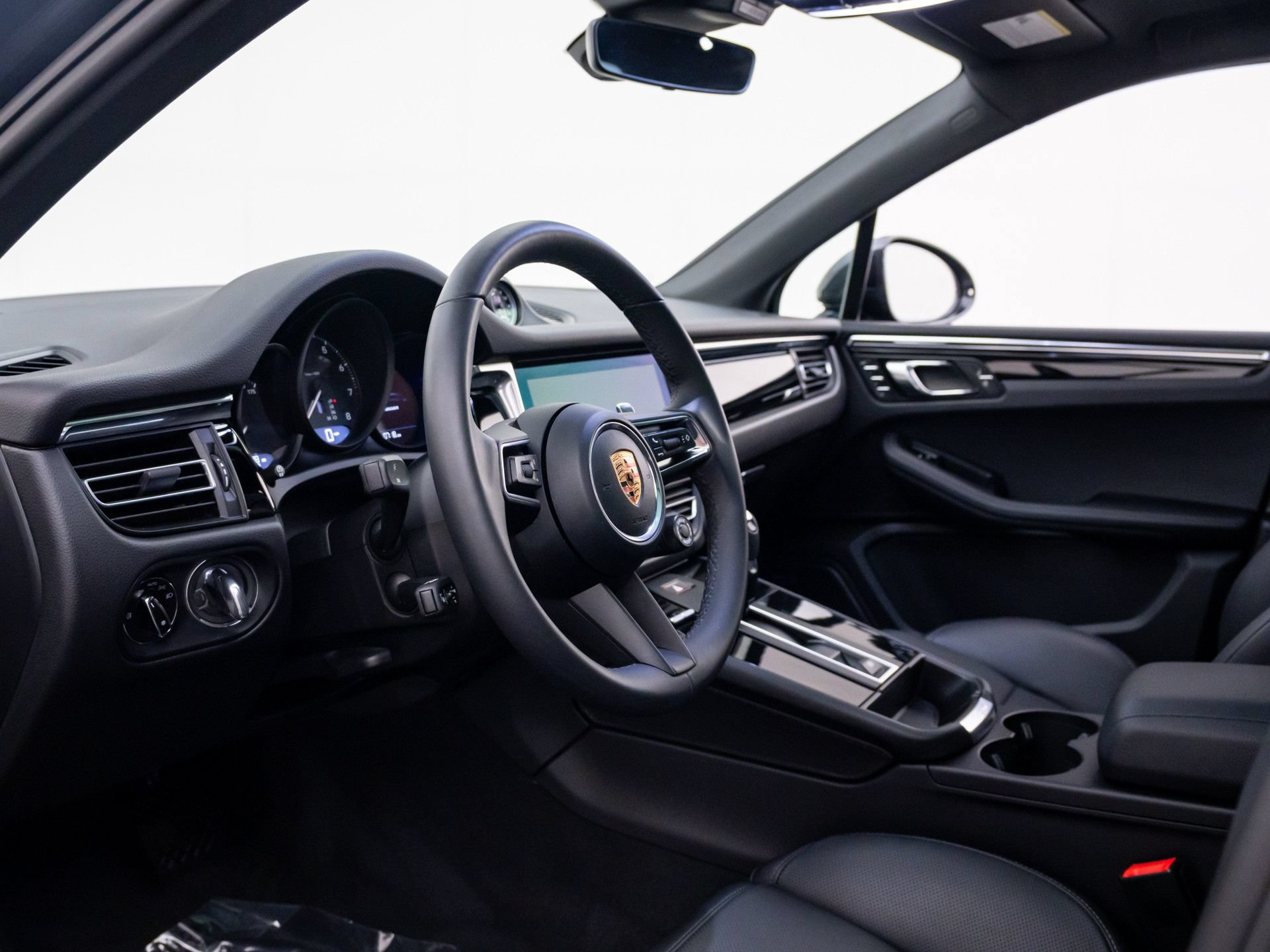 Certified 2026 Porsche Macan AWD/4WD image 4