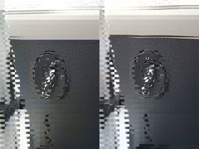 Certified 2025 Volkswagen Taos SE w/ Panoramic Sunroof Package image 28