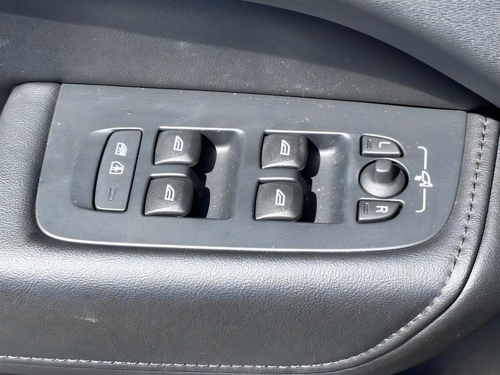 Used 2025 Volvo XC60 B5 Plus AWD/4WD image 18
