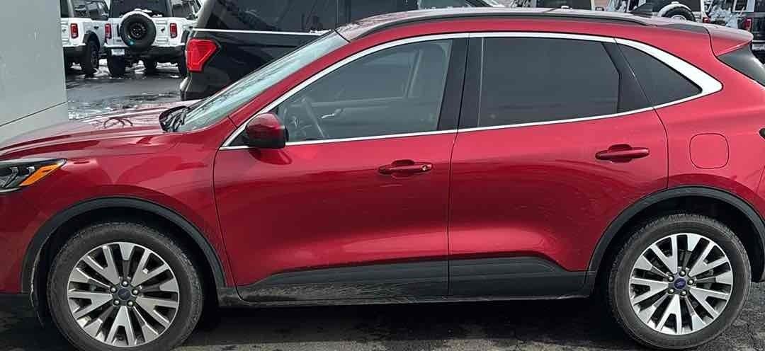 Used 2022 Ford Escape Titanium image 3