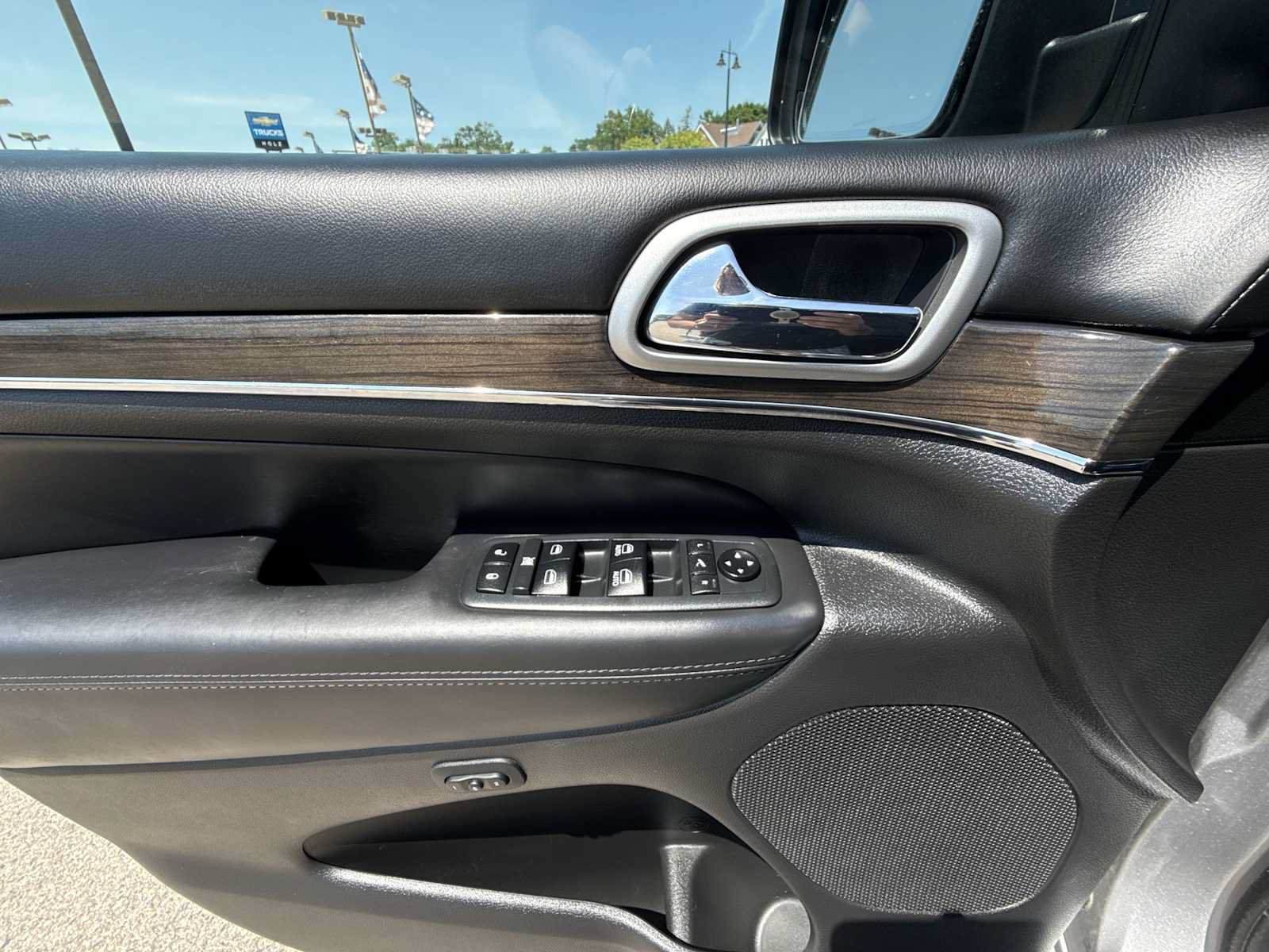 Used 2018 Jeep Grand Cherokee Overland AWD/4WD image 24