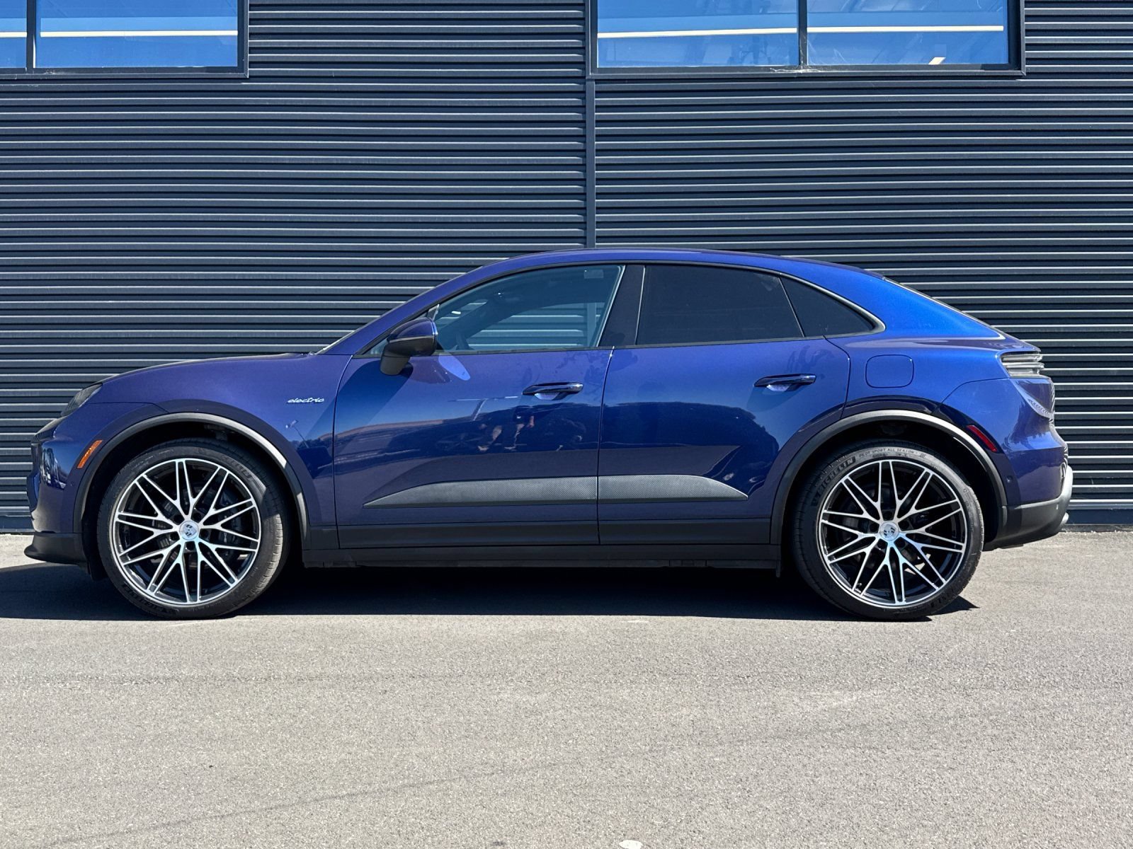 Used 2025 Porsche Macan 4 Electric AWD/4WD image 3