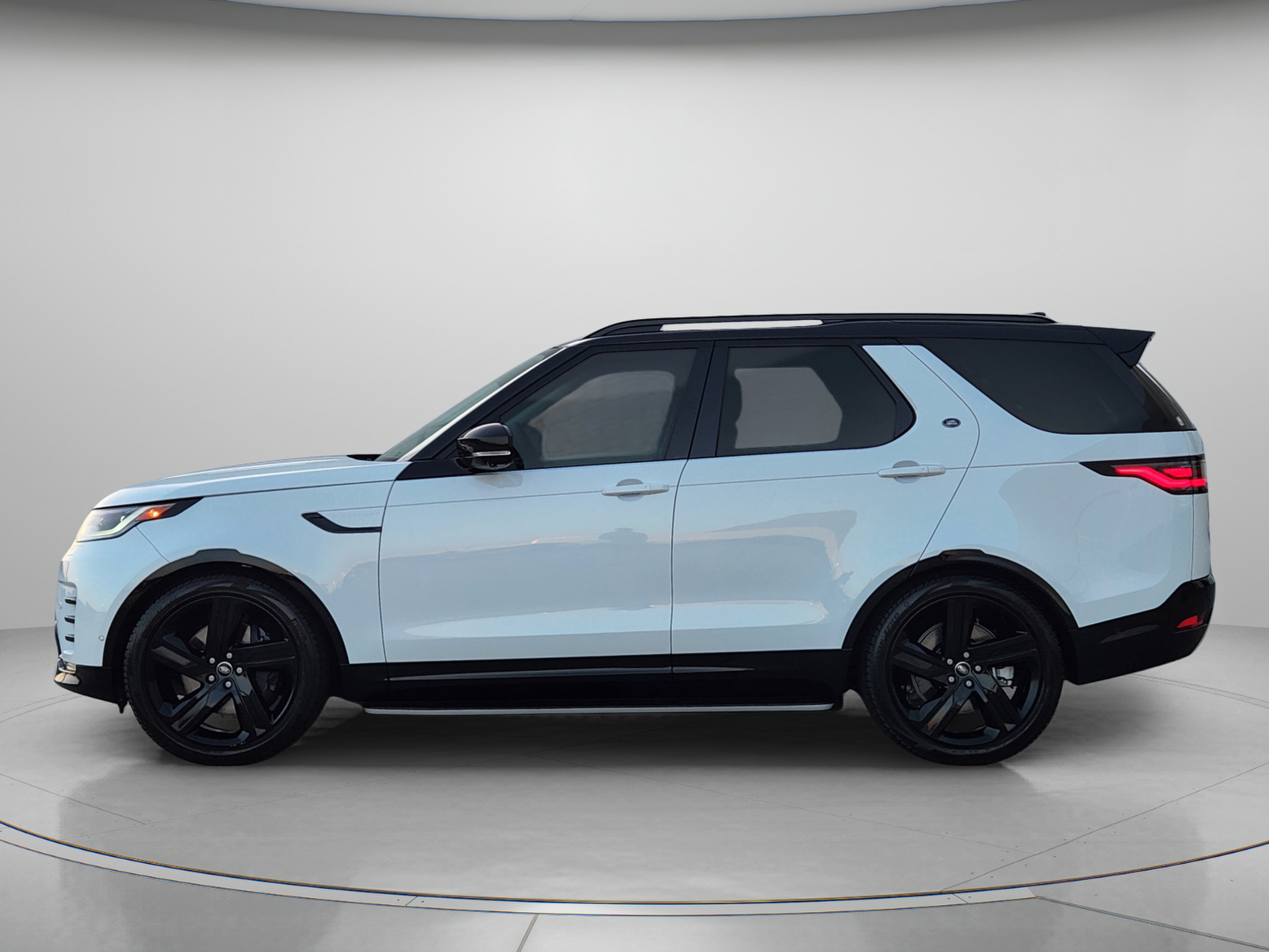 Certified 2026 Land Rover Discovery Limited Edition AWD/4WD image 2