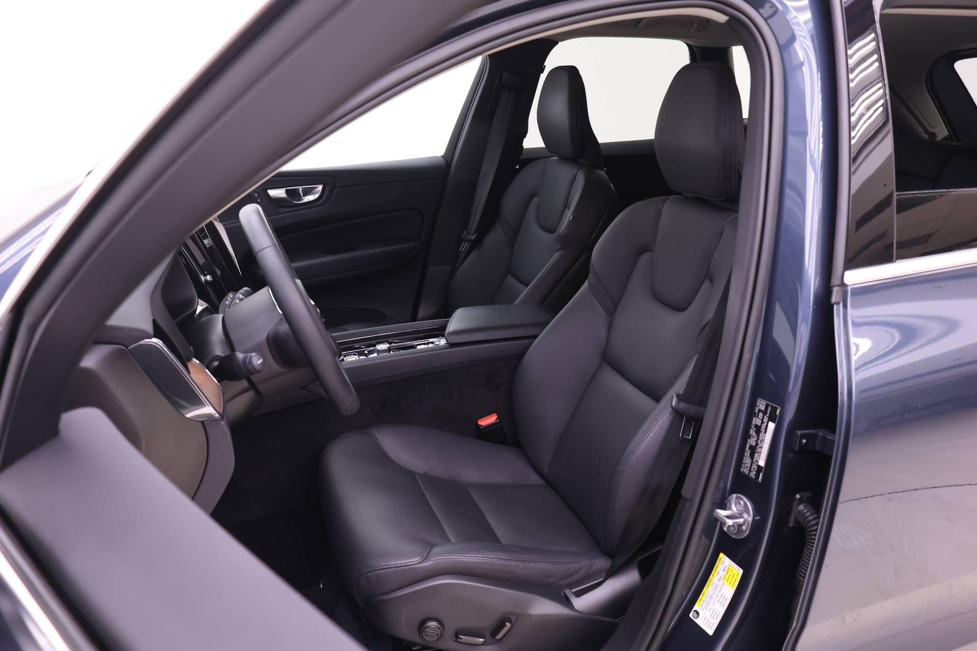 Certified 2023 Volvo XC60 B5 Plus image 7