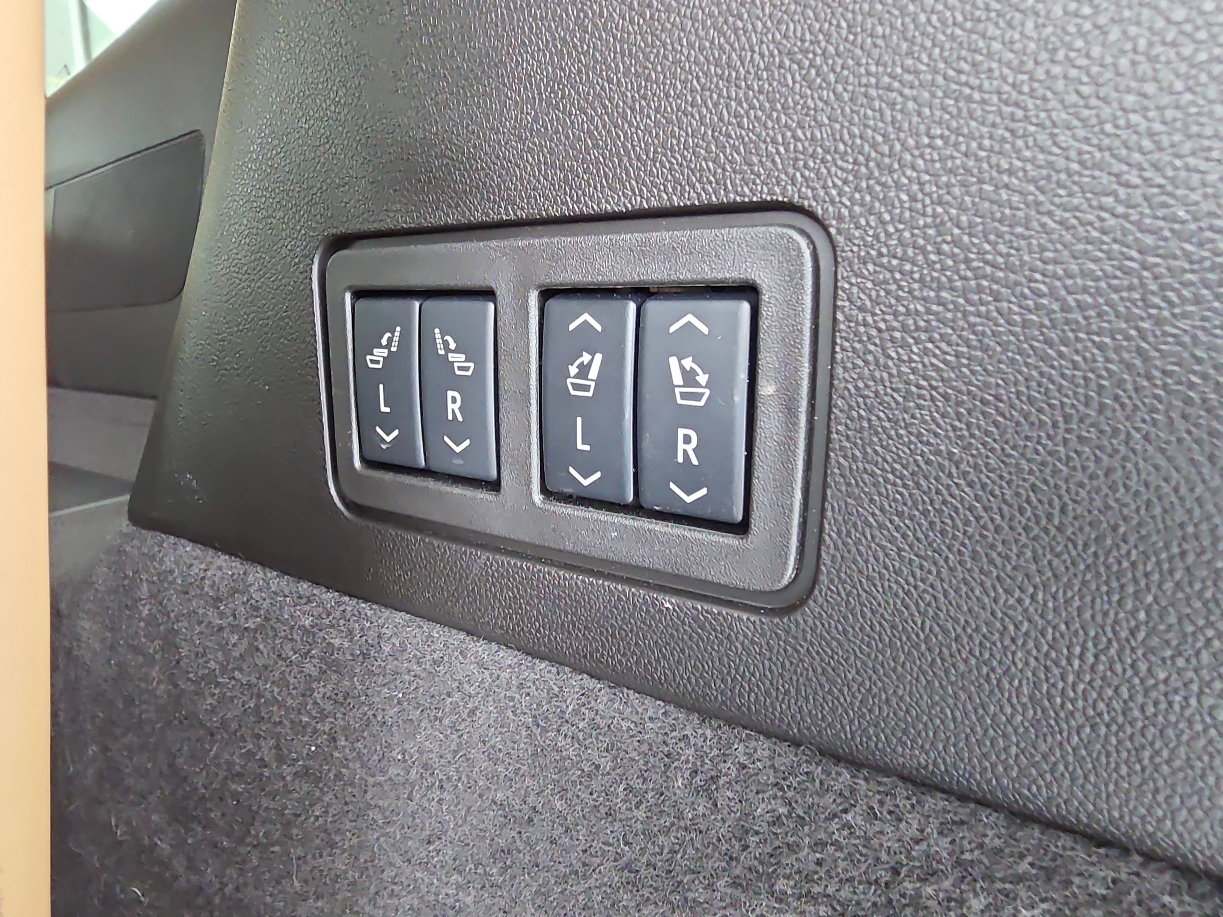 Used 2025 Cadillac XT6 Sport w/ Platinum Package image 40