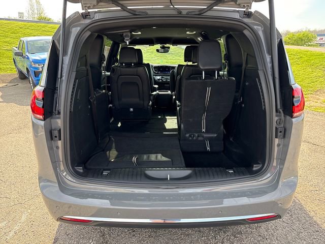 Used 2025 Chrysler Pacifica Select image 35