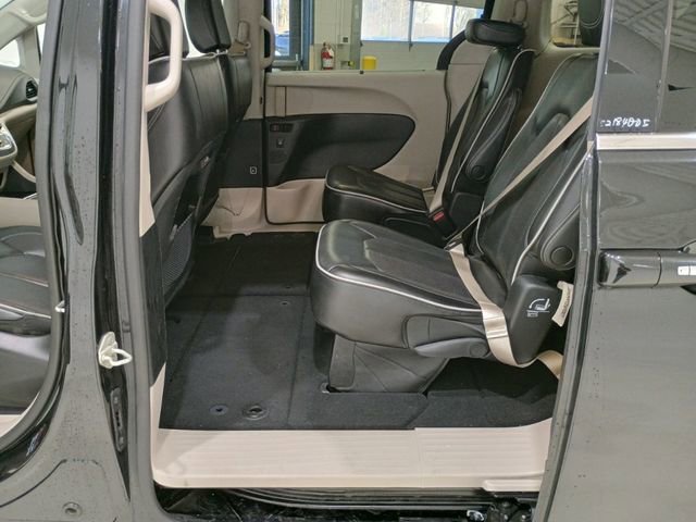 Used 2023 Chrysler Pacifica Limited FWD image 27