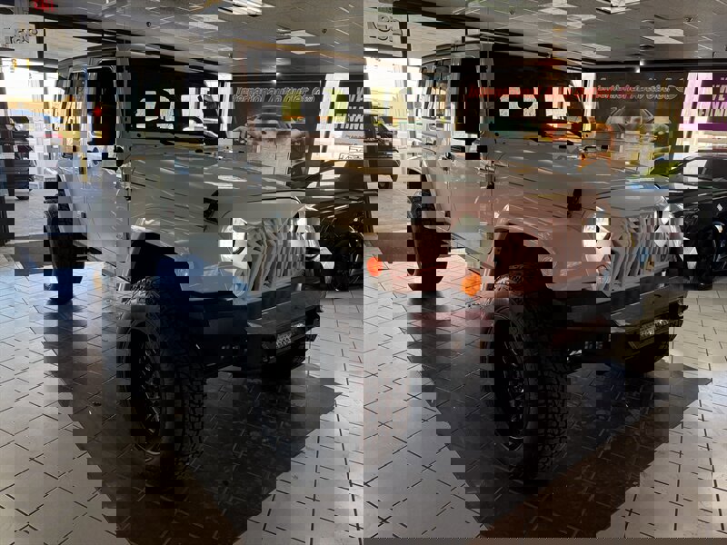 Used 2018 Jeep Wrangler Unlimited Sahara image 4