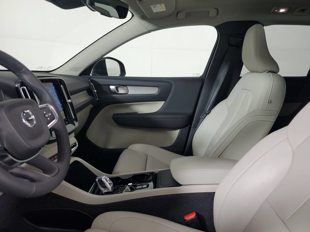 Used 2025 Volvo XC40 B5 Plus AWD/4WD image 24