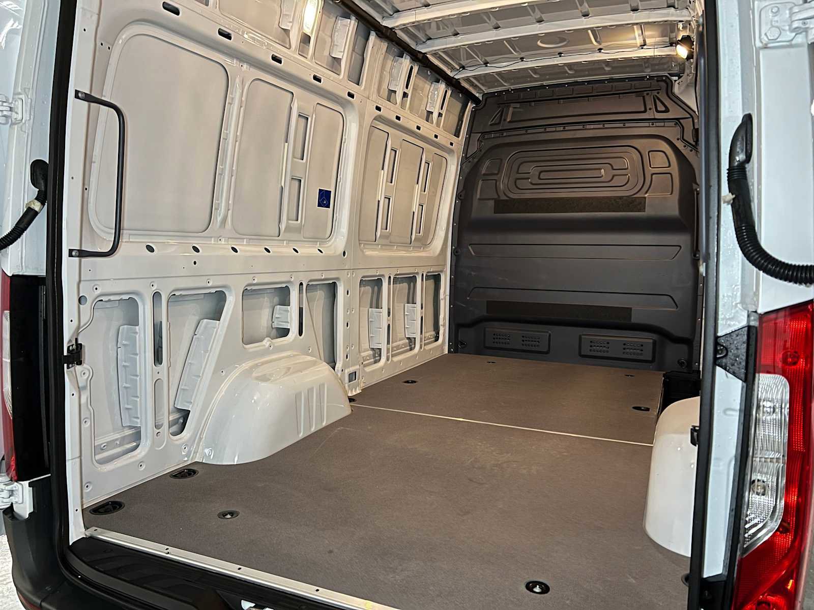 Used 2025 Mercedes-Benz Sprinter 2500 image 18