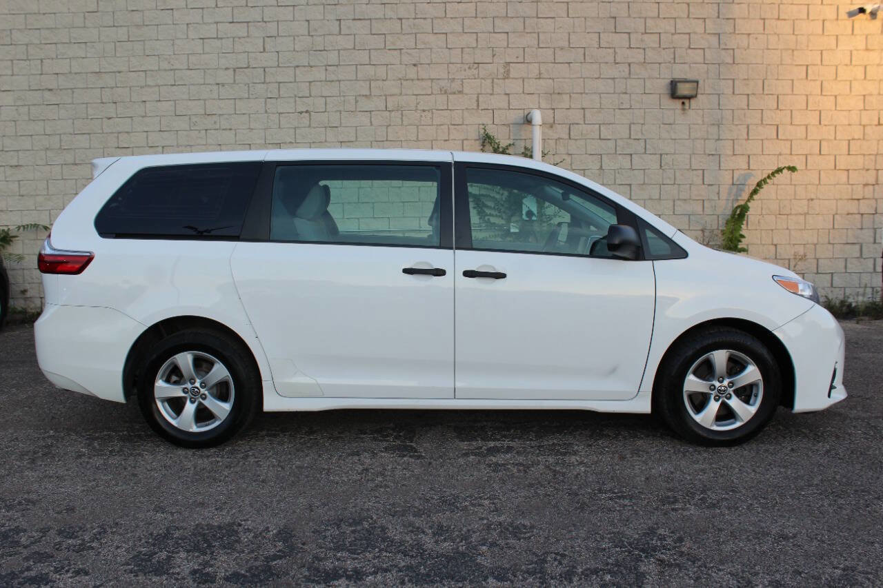 Used 2018 Toyota Sienna L image 6