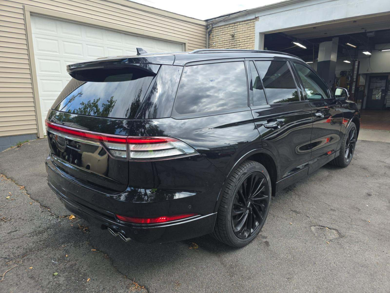 Used 2023 Lincoln Aviator Reserve w/ Equipment Group 201A AWD/4WD image 3