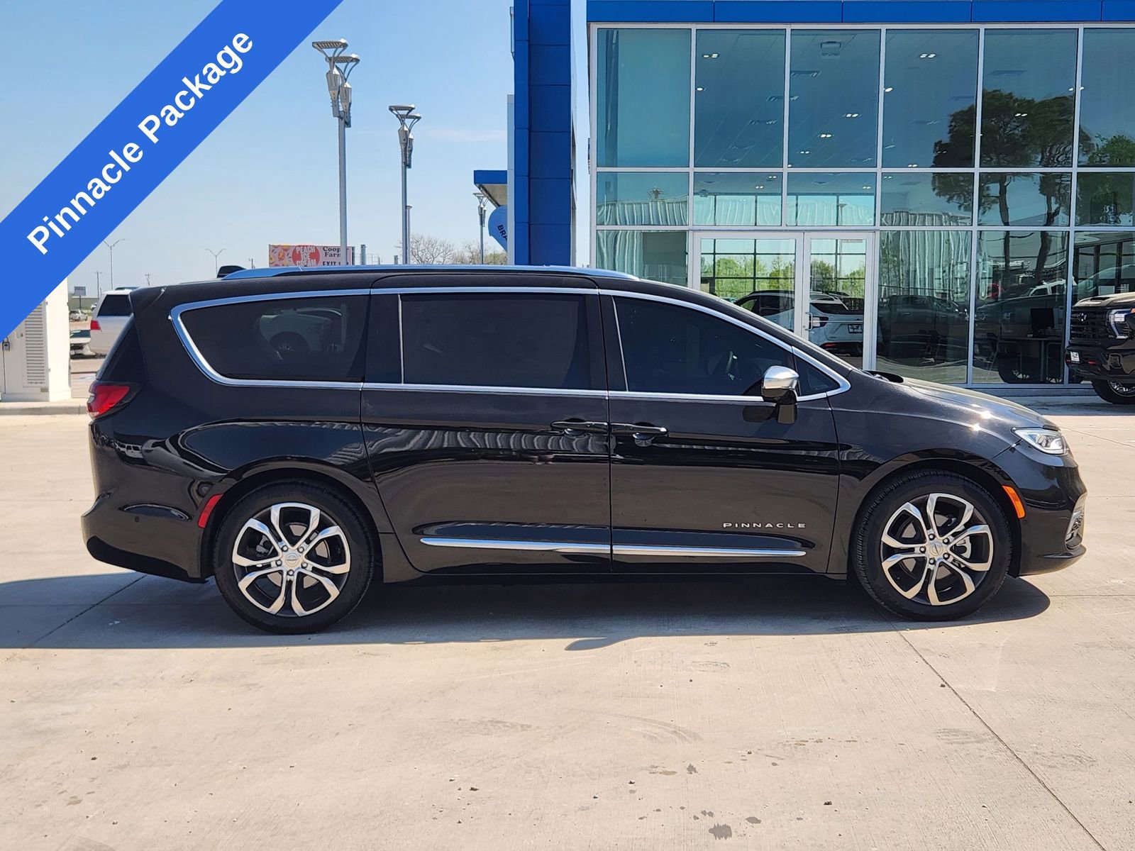 Used 2025 Chrysler Pacifica Pinnacle image 7