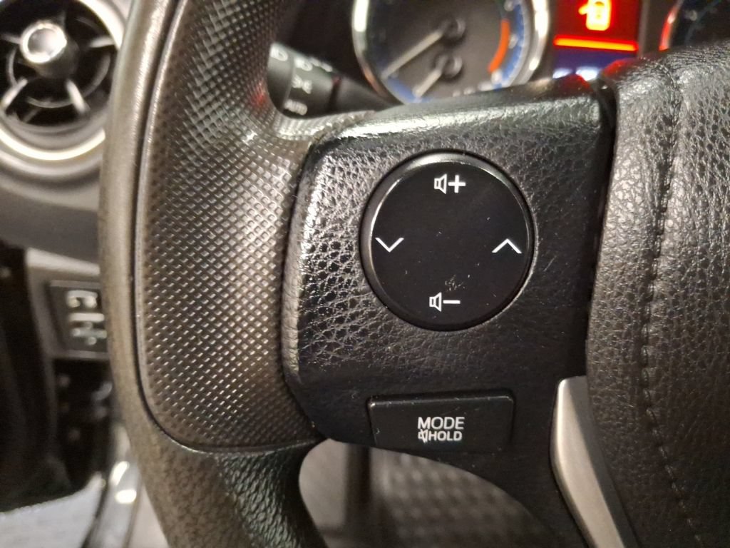 Used 2018 Toyota Corolla LE FWD image 17