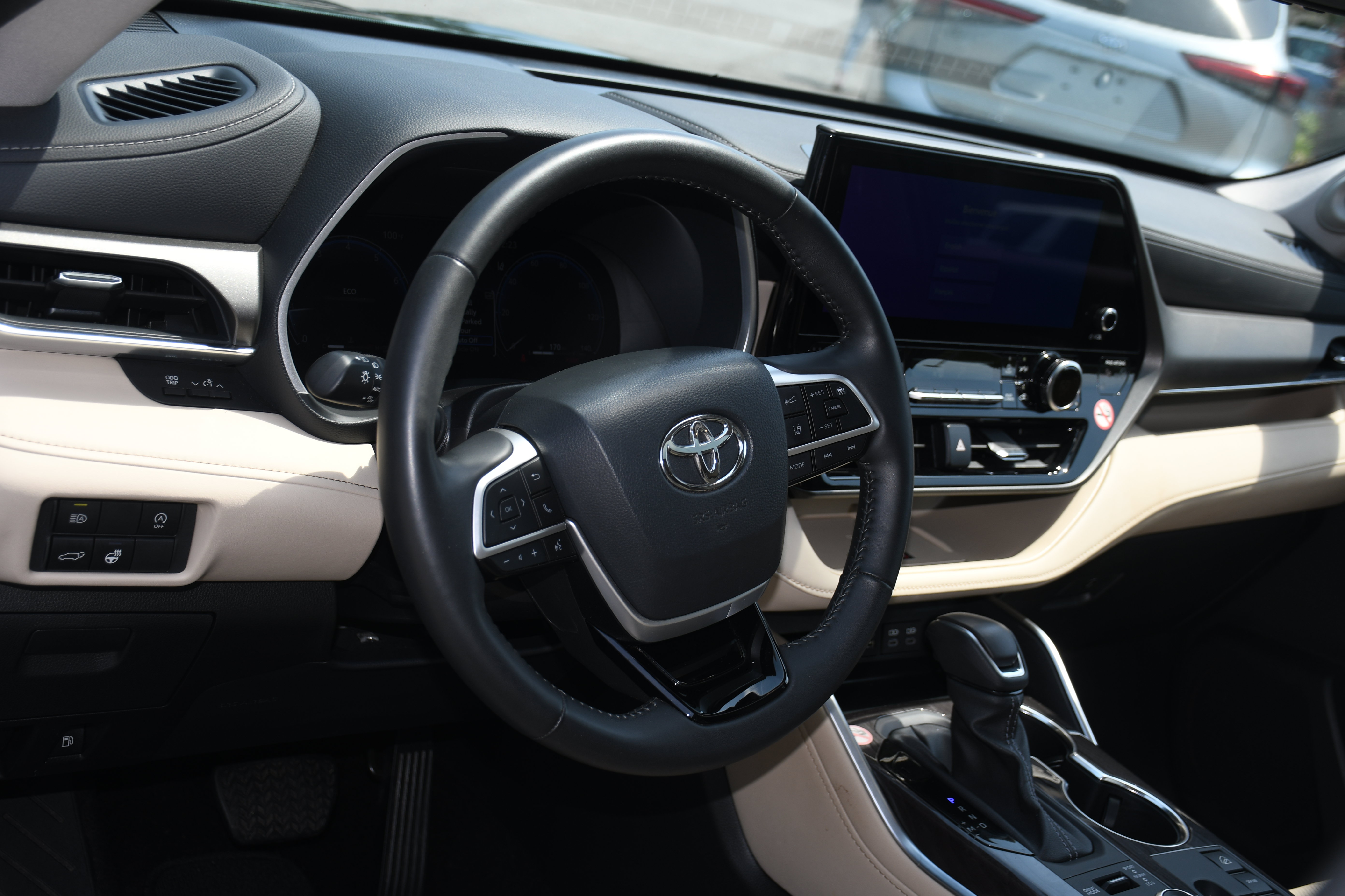 Certified 2025 Toyota Highlander LE AWD/4WD image 9