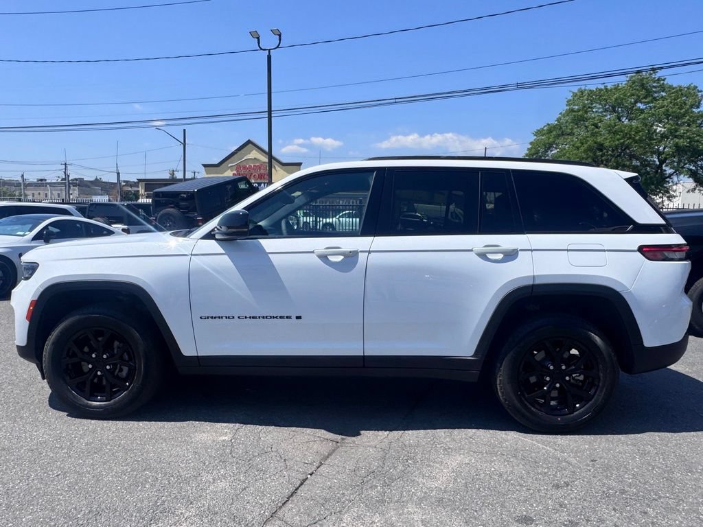 Used 2024 Jeep Grand Cherokee Altitude AWD/4WD image 4