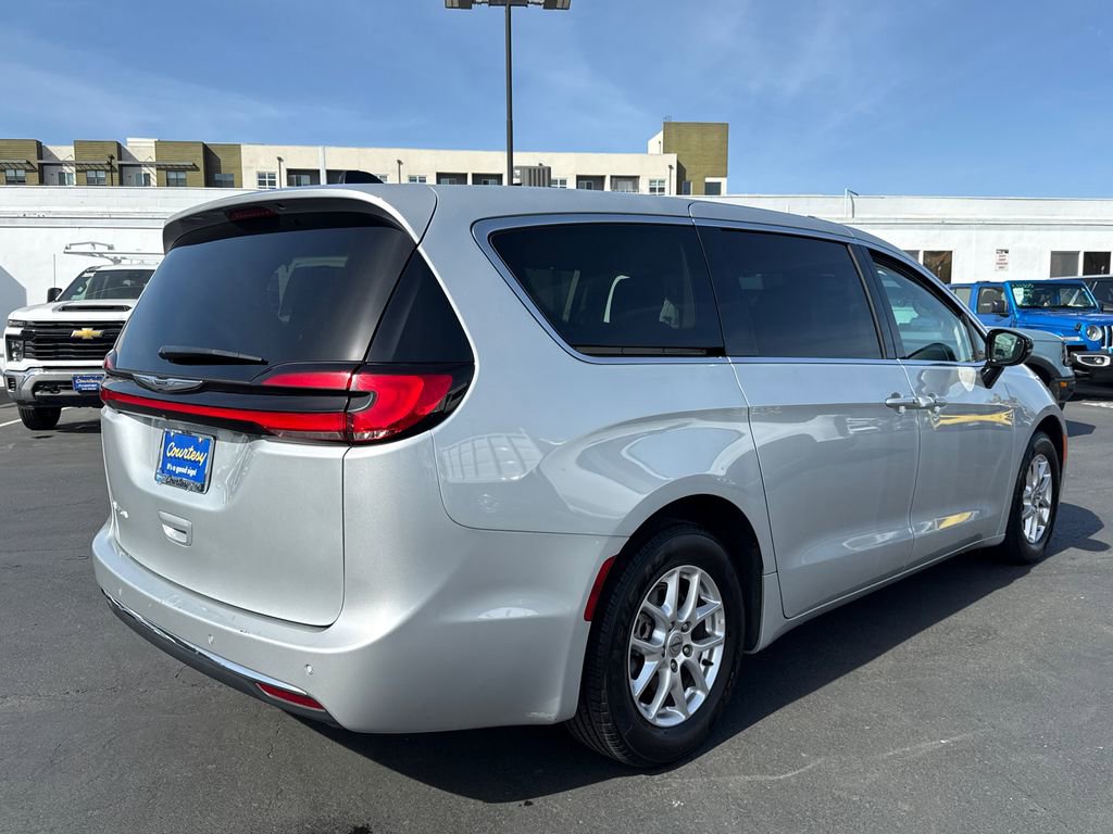 Used 2024 Chrysler Pacifica Touring-L FWD image 11