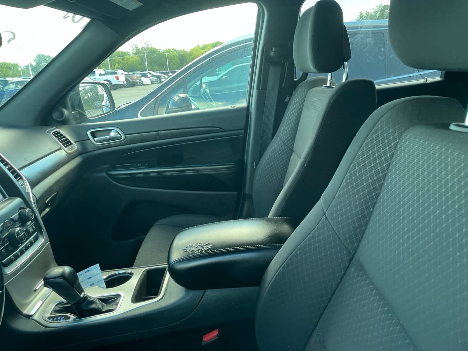 Used 2018 Jeep Grand Cherokee Laredo AWD/4WD image 22