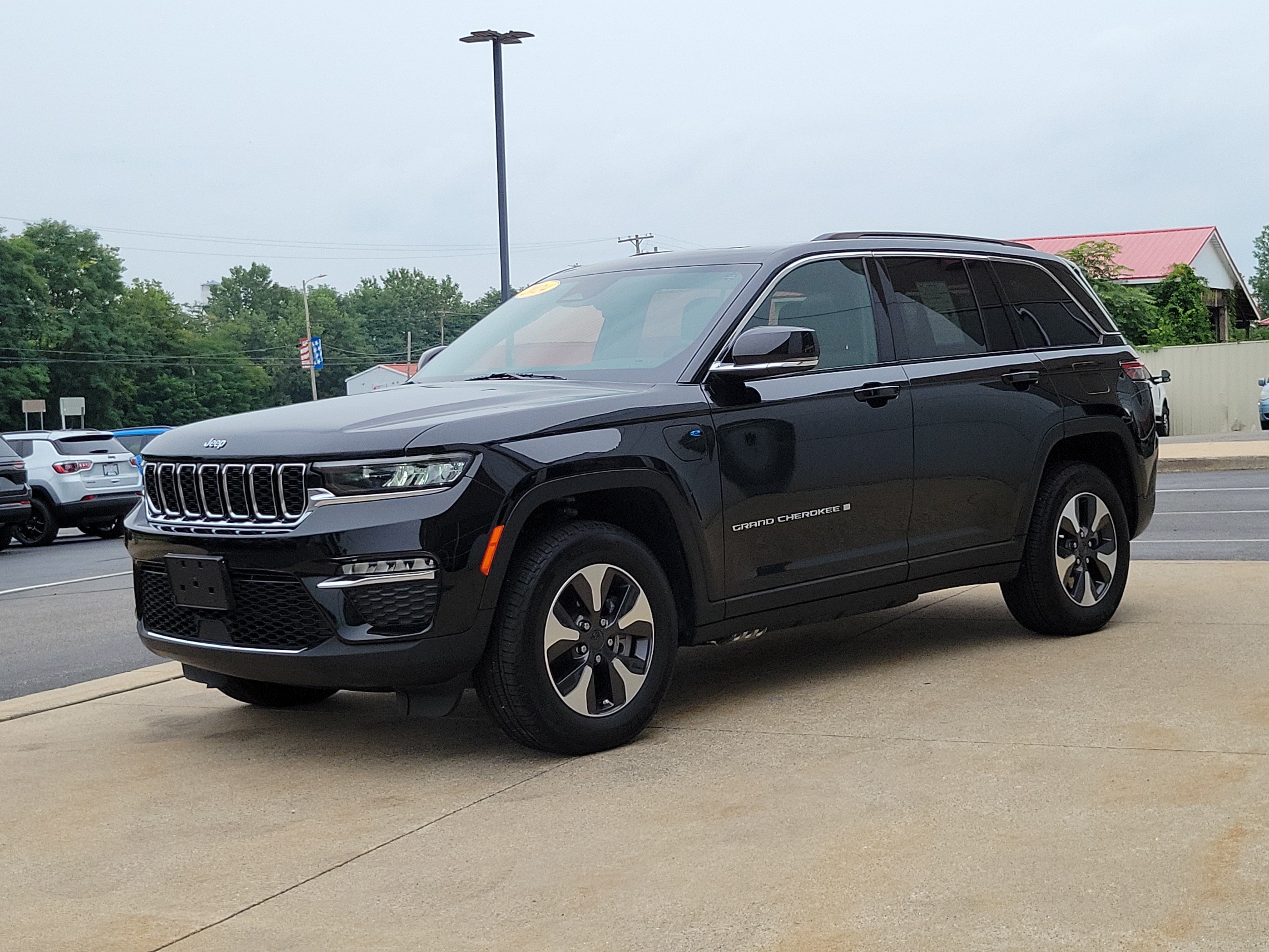 Used 2024 Jeep Grand Cherokee Limited 4xe AWD/4WD image 2