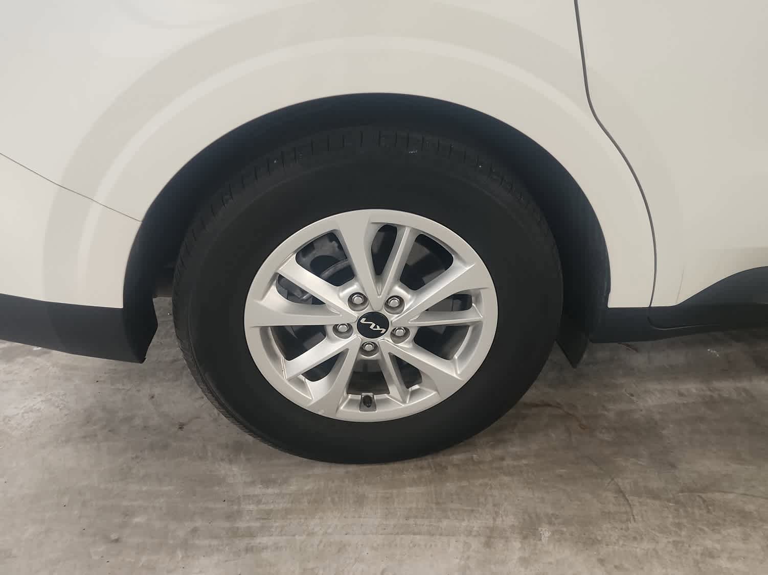 Used 2024 Kia Carnival LX FWD image 13