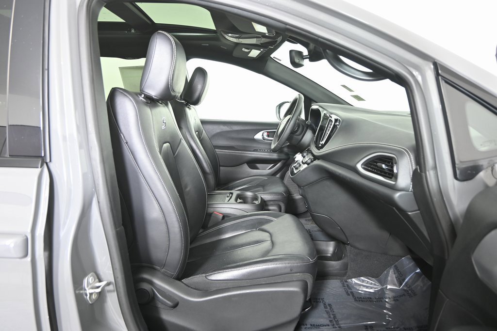 Used 2022 Chrysler Pacifica Touring-L w/ S Appearance Package image 13