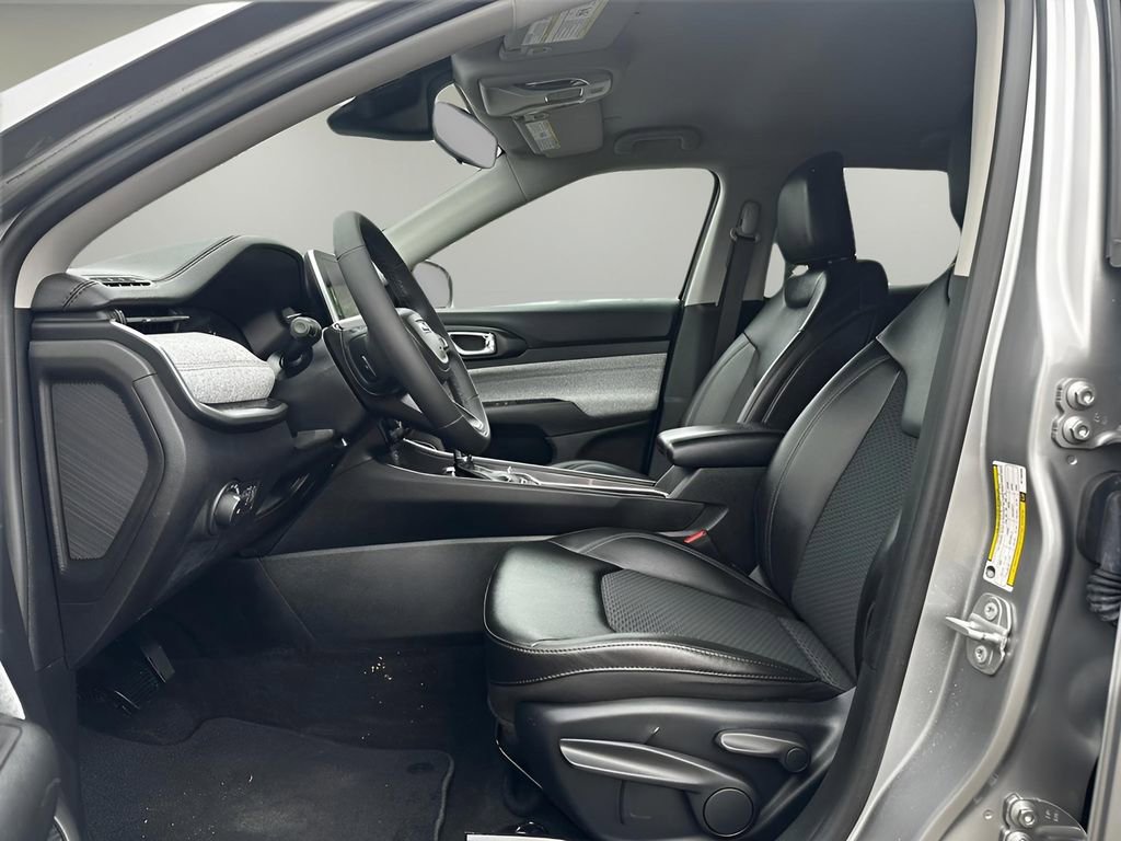 Used 2022 Jeep Compass Latitude image 11