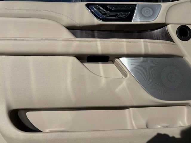 Used 2019 Lincoln Navigator Reserve image 14