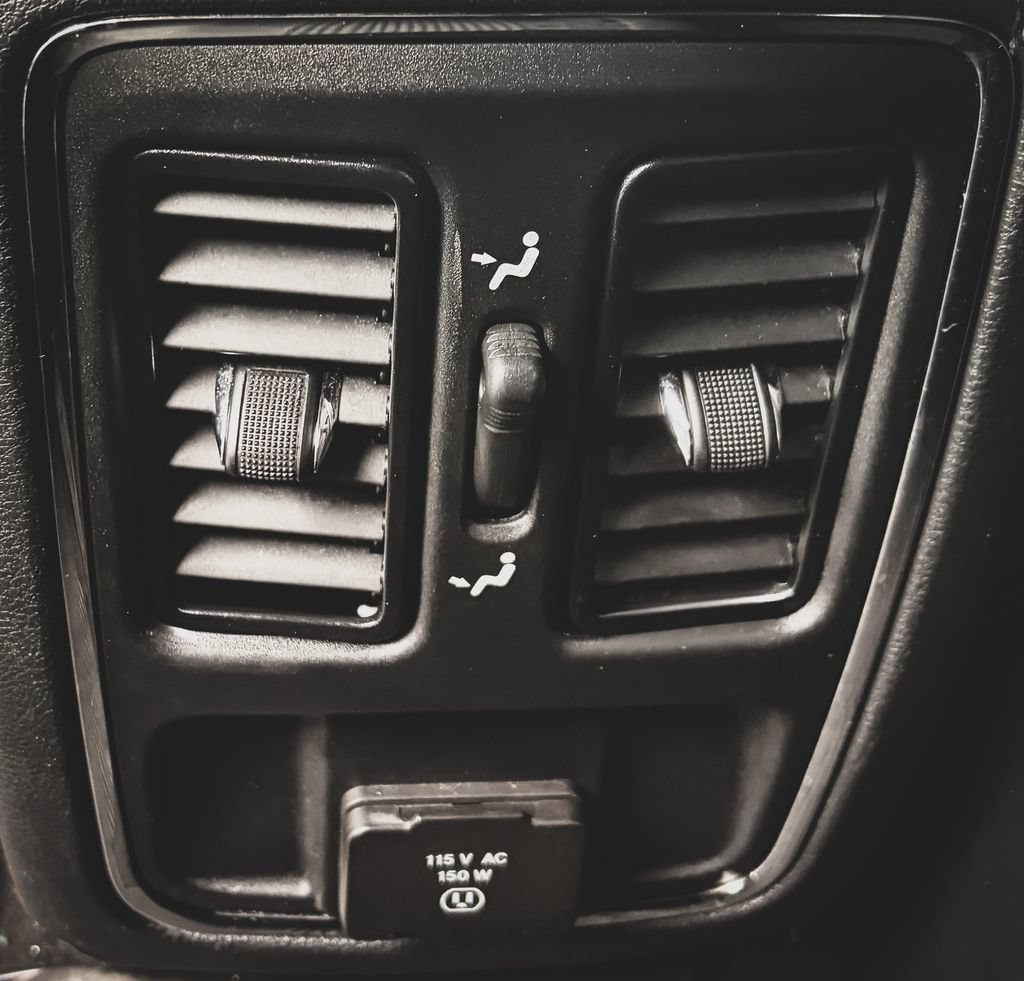 Used 2020 Jeep Grand Cherokee Altitude RWD image 9