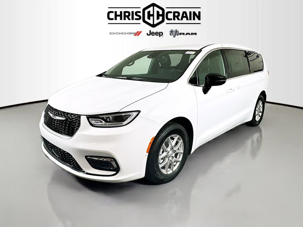 Used 2026 Chrysler Pacifica Select image 3