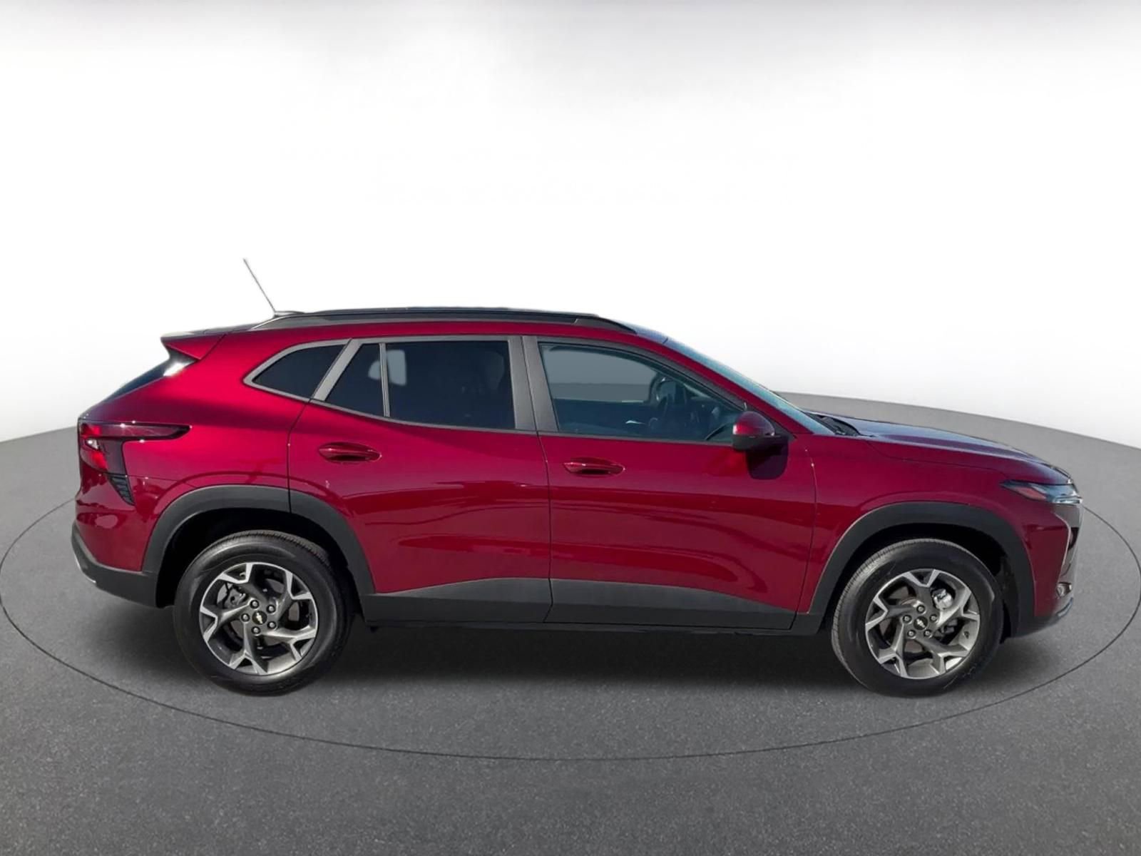 Used 2025 Chevrolet Trax LT w/ LT Convenience Package image 16