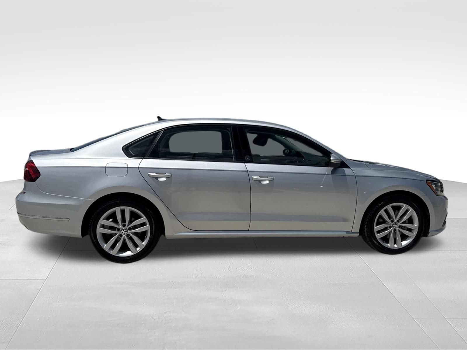 Used 2019 Volkswagen Passat 2.0T Wolfsburg FWD image 4
