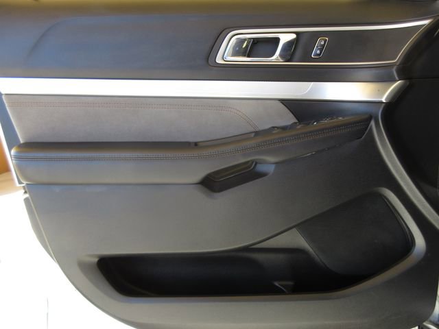 Used 2017 Ford Explorer XLT w/ Equipment Group 202A image 9