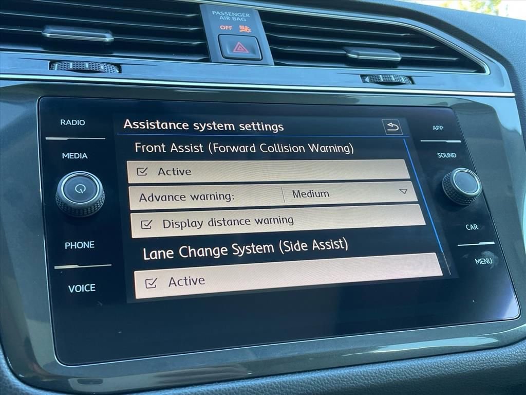 Used 2020 Volkswagen Tiguan SE w/ Panoramic Sunroof Package image 11