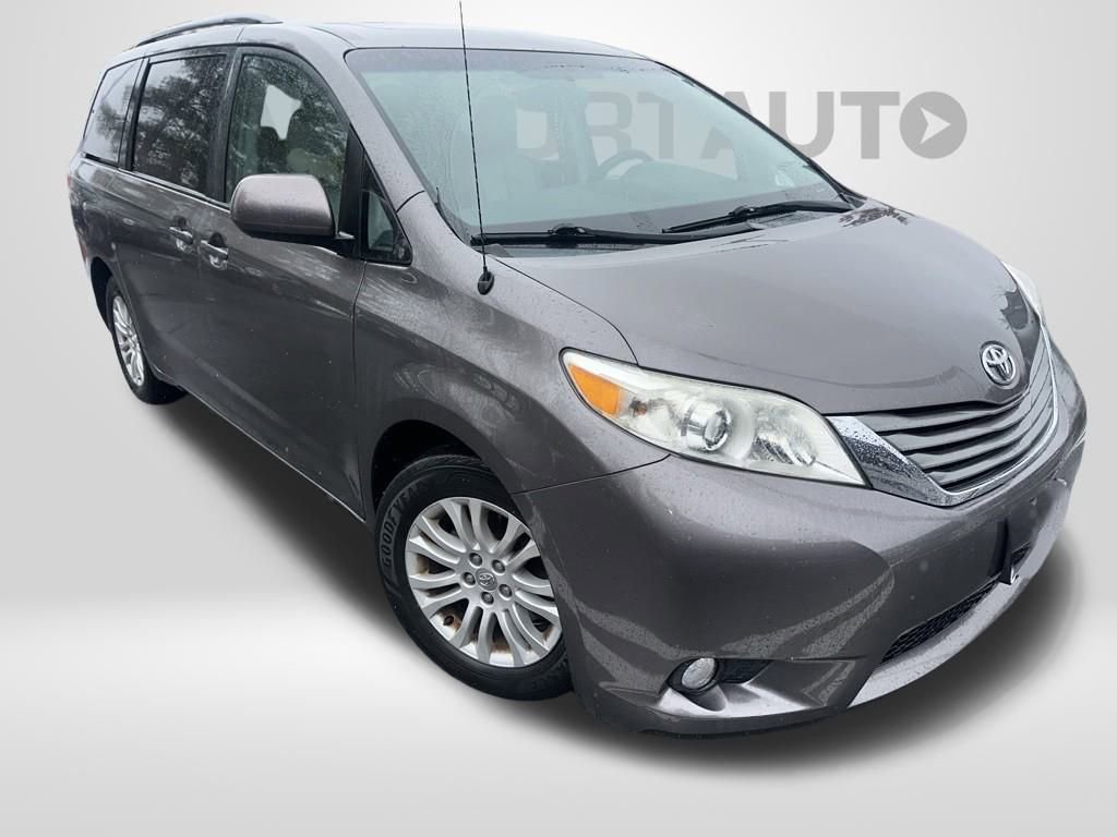 Used 2013 Toyota Sienna XLE image 51