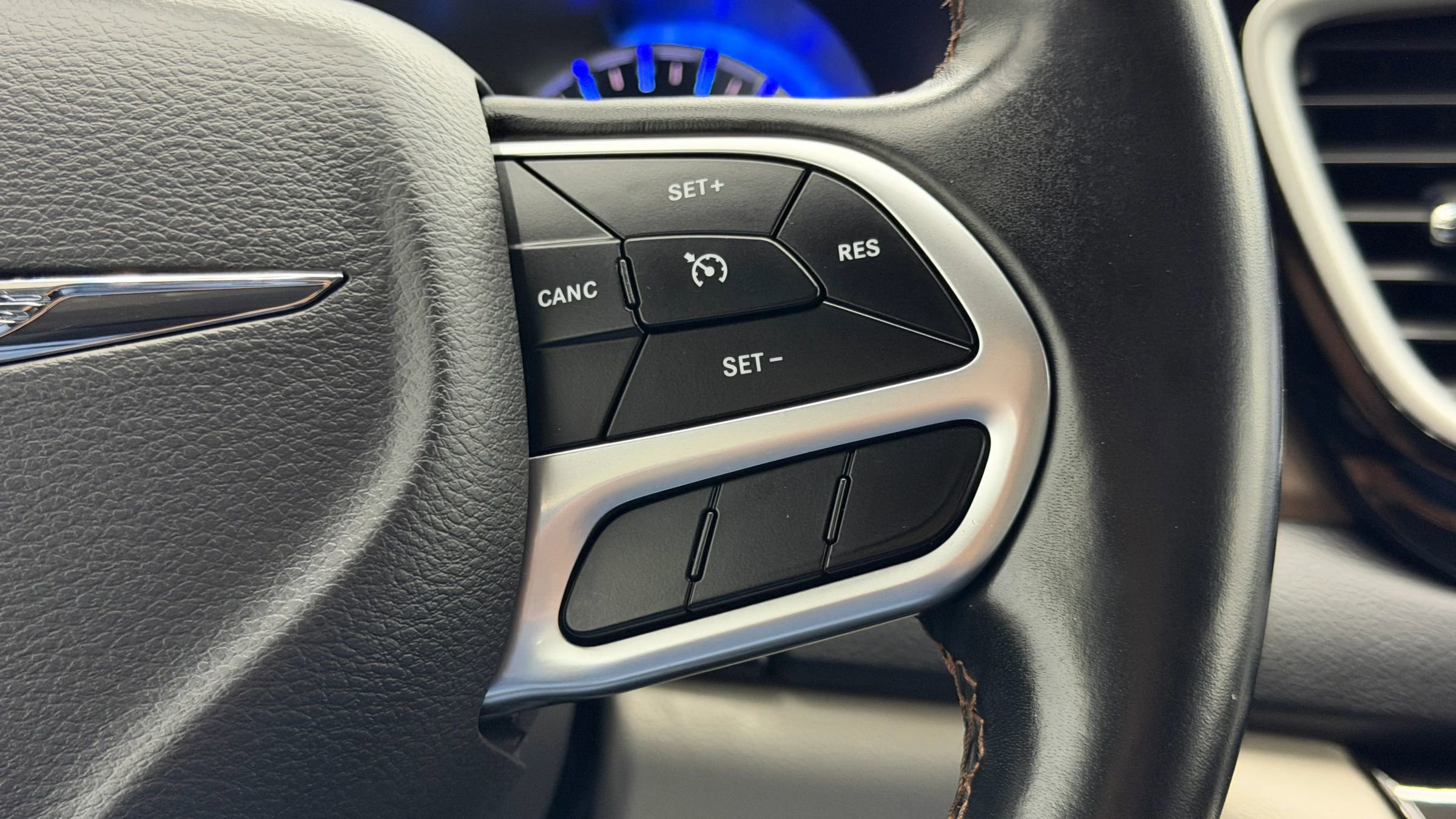 Used 2017 Chrysler Pacifica Touring-L image 18