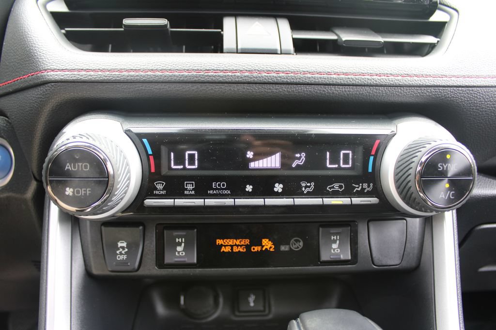 Used 2022 Toyota RAV4 SE w/ Weather & Moonroof Package AWD/4WD image 21