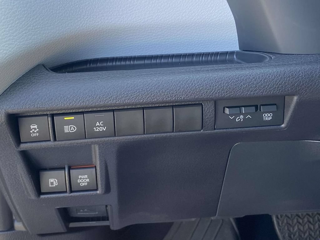 Used 2025 Toyota Sienna XLE w/ XLE Plus Package FWD image 32