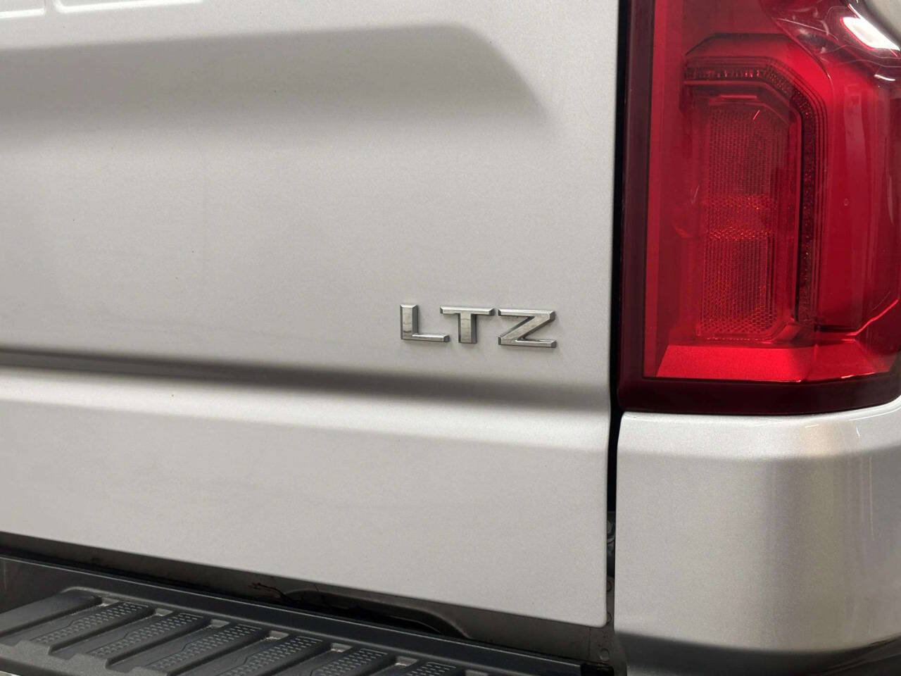 Used 2019 Chevrolet Silverado 1500 LTZ w/ LTZ Premium Package AWD/4WD image 7