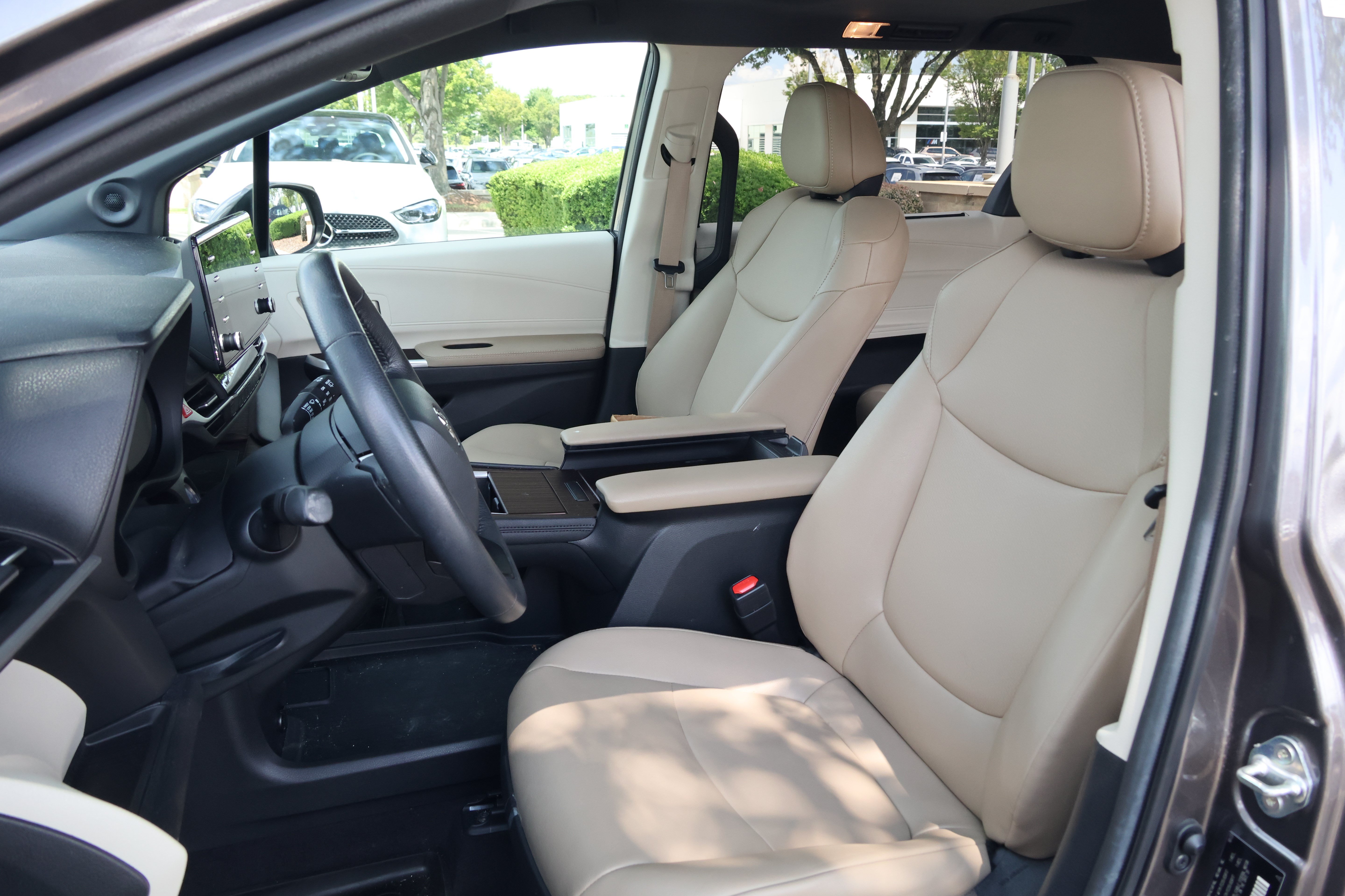 Used 2024 Toyota Sienna XLE w/ XLE Plus Package FWD image 32