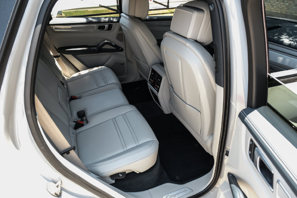 Used 2023 Porsche Cayenne S Platinum AWD/4WD image 52