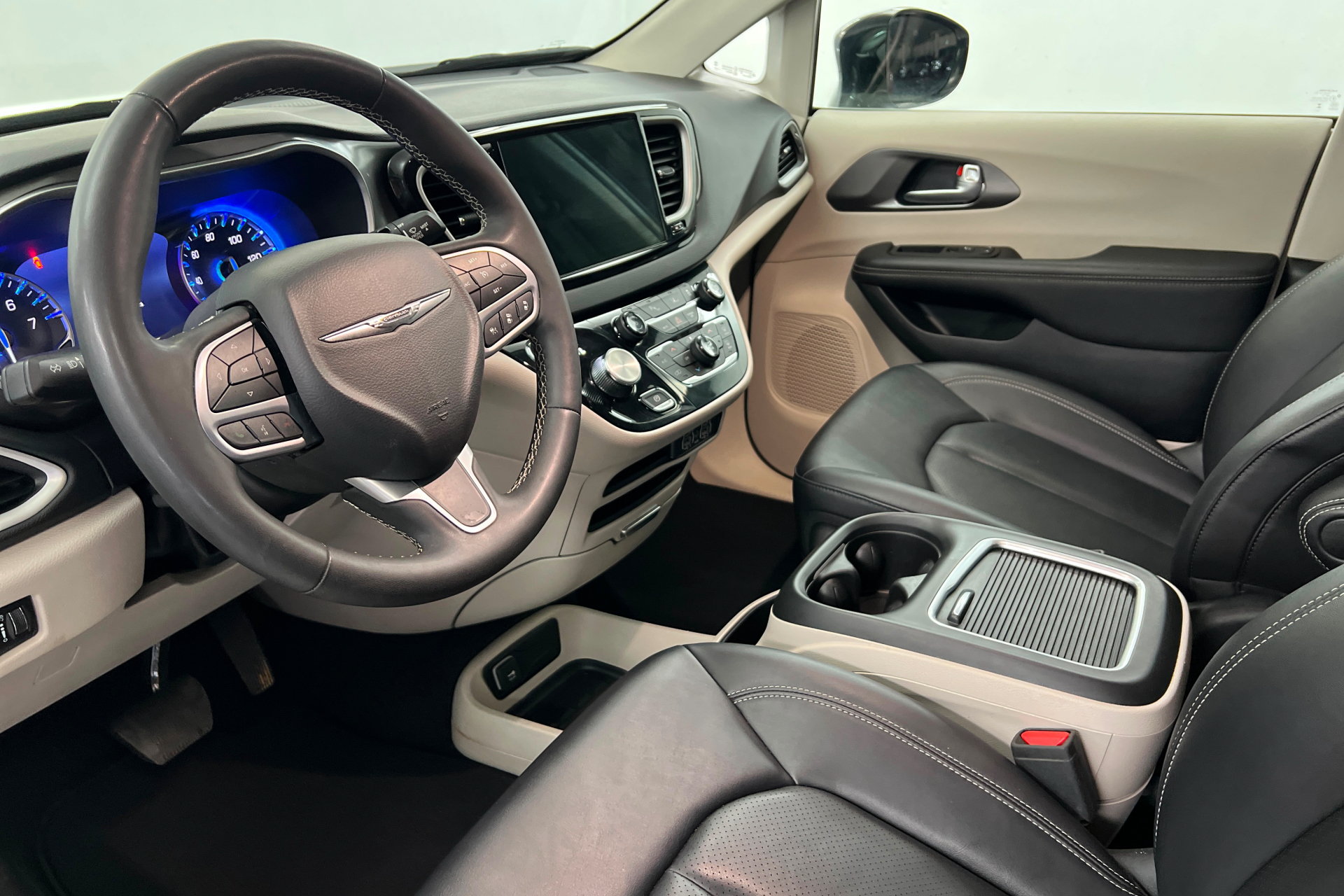 Used 2024 Chrysler Pacifica Touring-L FWD image 15
