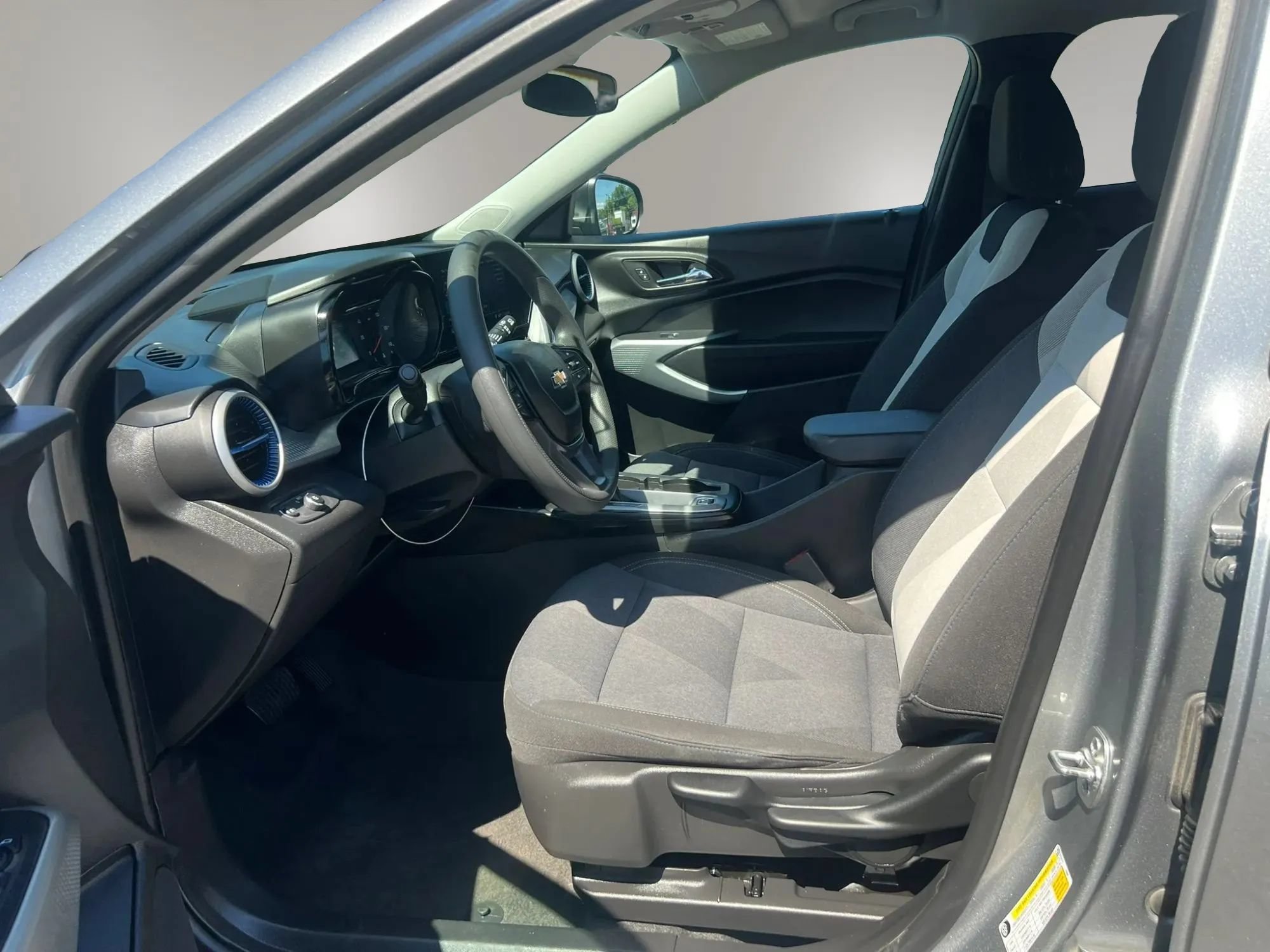 Used 2025 Chevrolet Trax LS FWD image 25